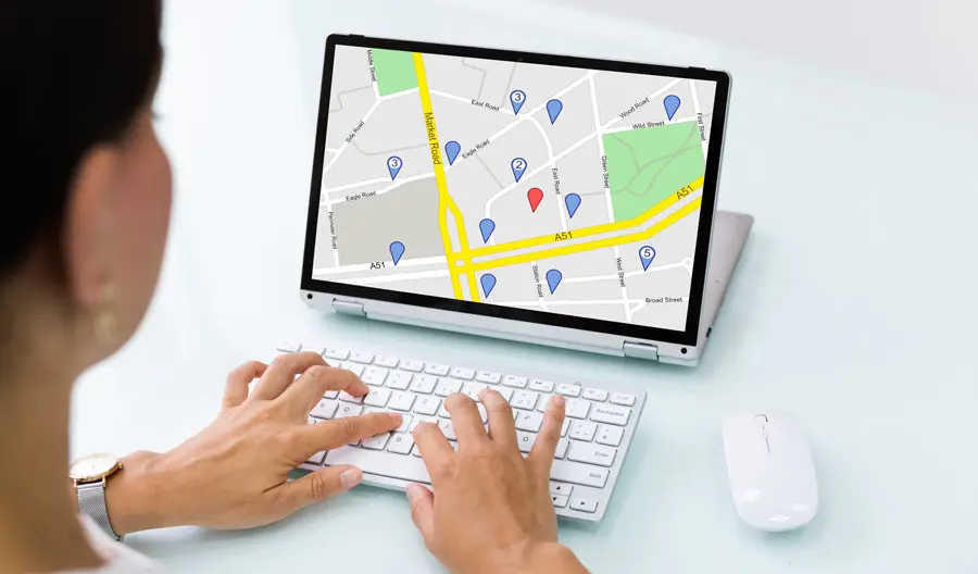 Frau plant eine Route am Tablet