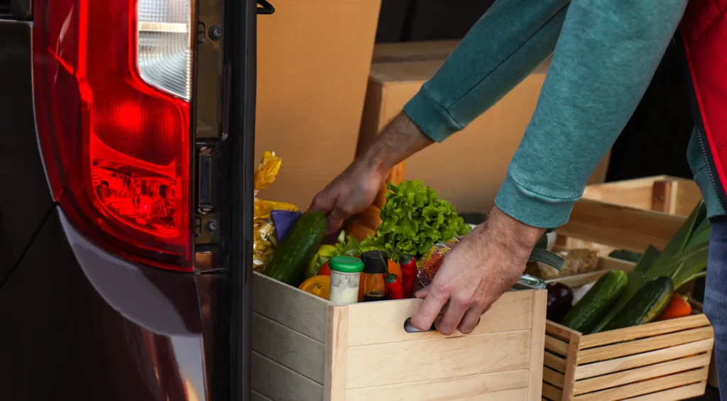 Transport von Lebensmitteln aus Lieferwagen