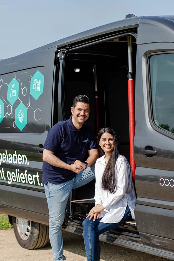2 Mitarbeiter von baardo24 vor dem Lieferfahrtzeug