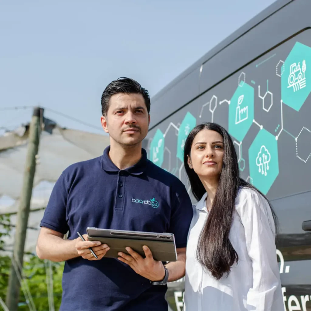 2 Mitarbeiter von baardo24 mit Tablet bei Auslieferung