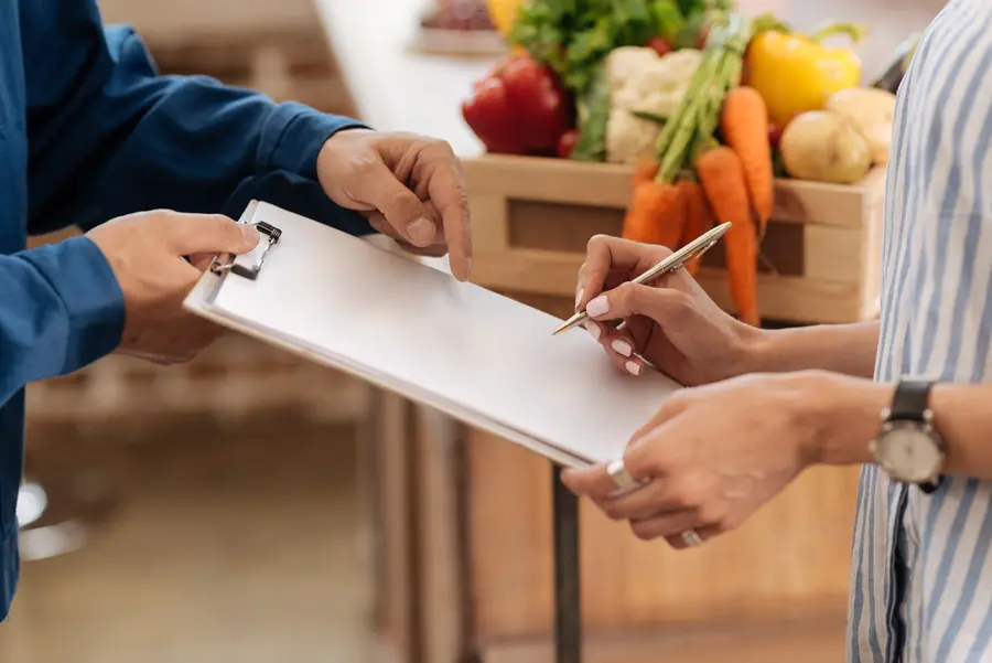 Frau unterschreibt Lieferschein